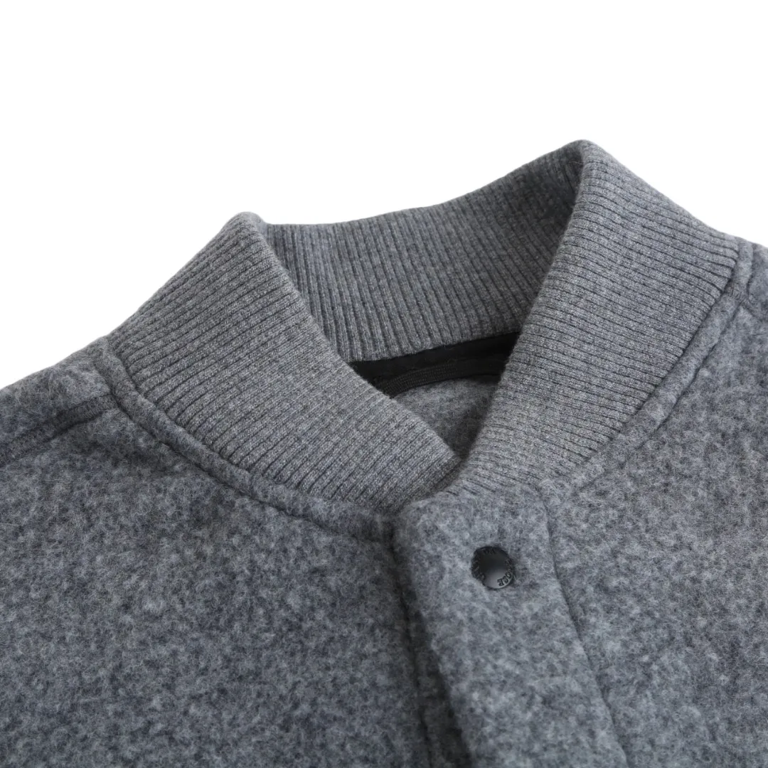 P760 Canada Goose Goose Armband Badge Wool Baseball Jacket (Dark Gray) The fabric is made of wool blended fabric. The main fabric of this jacket is light gray wool blended fabric to improve the fabric's wear resistance, wrinkle resistance and warmth retention. Wool provides good warmth and a natural feel, while blended fibers enhance the fabric's practicality and durability. Rib knit at collar, cuffs and hem for added stretch and fit. The cutting process needs to ensure that the texture and color of the fabric are evenly distributed, especially with this light gray tone, to avoid chromatic aberrations. The stretchability of wool-blend fabrics needs to be taken into consideration when cutting pieces to ensure dimensional stability of the finished garment. Use a sewing needle and thread suitable for wool-blend fabrics to avoid damage to the fabric during sewing. The sewing stitches are even and firm to prevent thread stripping. The temperature needs to be controlled during ironing to avoid high temperature damage to the fabric while keeping the fabric smooth and crisp. The front and back body parts, sleeves and other main parts are spliced ​​with flat seams to ensure a smooth pattern, and the splicing points are aligned with the fabric texture to keep the appearance neat. Details such as pockets and cuffs are designed with inset pockets to increase practicality and aesthetics. The splicing areas are reinforced to improve durability. The white circular armband on the left arm is an important part of the brand identity and is finely sewn to ensure it is strong and flat. Size:S-M-L-XL